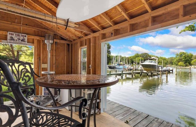 Waterfront Getaway, Dock Your Boat & Play!