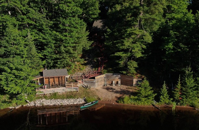 Cabane en cèdre au bord de l'eau avec sauna