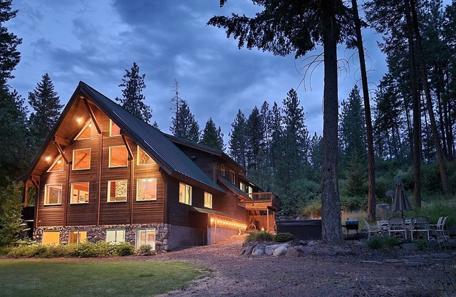 Waterfront Chalet sleeps 8, Hot Tub, fire pit, Rope Swing, private dock & more!l