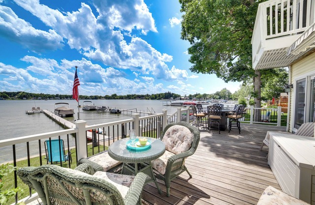 Waterfront ‘Clarklake Escape’ - Deck, Dock & Views
