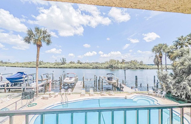 WATERFRONT CONDO-POOL-MINS FROM BEACH/WATER SPORTS