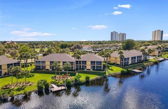 Waterfront Condo, 8 min drive to Marco Beaches