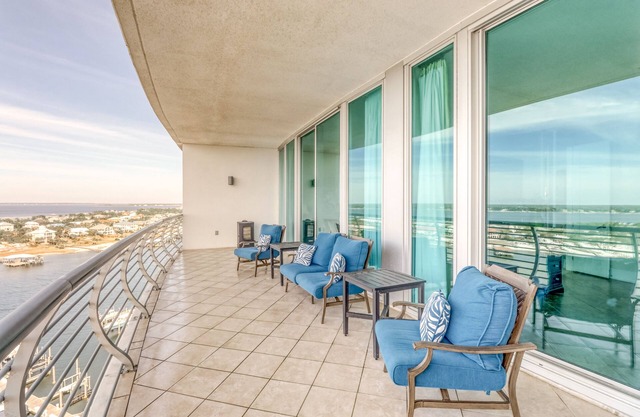 Condo au bord de l'eau près de la plage avec accès notarié, bar avec évier et piscine intérieure!