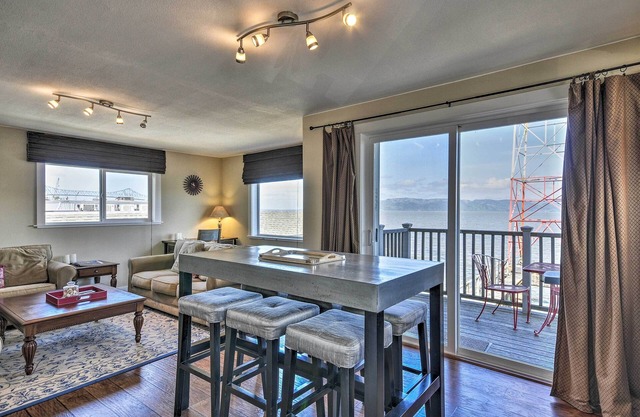 NOUVEAU! Waterfront Condo sur Pier dans le centre-ville d'Astoria!