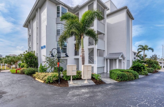 Waterfront Condo on Marina, Top Floor with Water View, THE location!