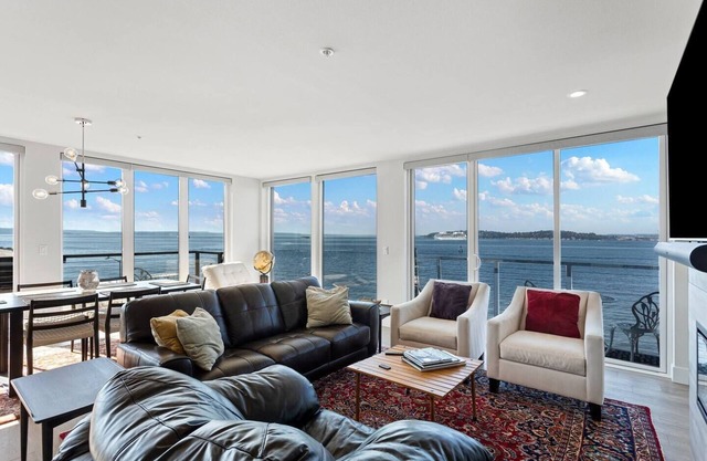 Waterfront condo w/ city & mountain views!