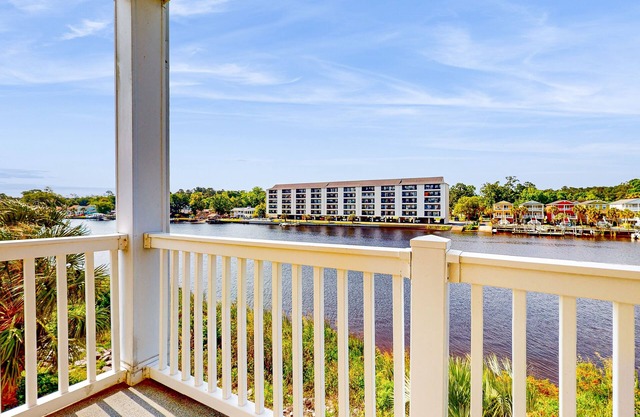 Waterfront condo with pool & private balcony - Golf nearby!
