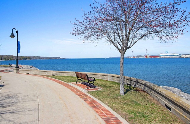 Waterfront Condo with Jetted Tub and Pool Access