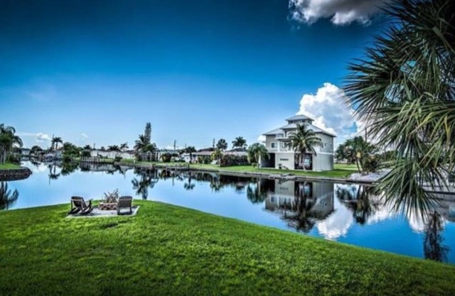 NOUVELLE LISTE! Bord de l'eau avec quai et 200 ’de Seawall Pet Friendly