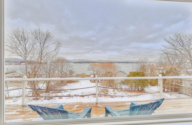 NOUVELLE LISTE! Bord de l'eau chalet & suite w / grande terrasse et vue imprenable sur le port!