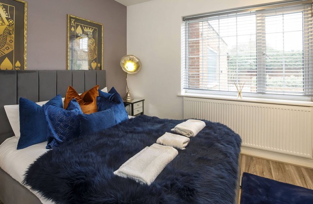 Waterfront Cottage - sleeps 10 guests in 5 bedrooms