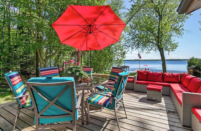 Waterfront Cottage on Kawartha Lakes with the Hot Tub
