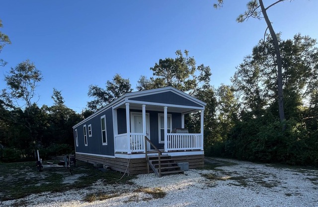 Waterfront cottage with slip & 10k lift on canal that leads to Soliders Creek