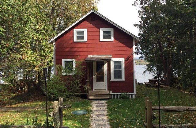 Waterfront Cottage sur le lac paisible Salem.