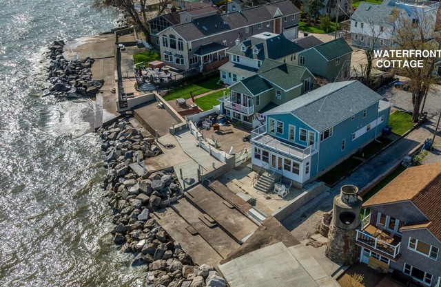 Cape Cod Lakefront Cottage