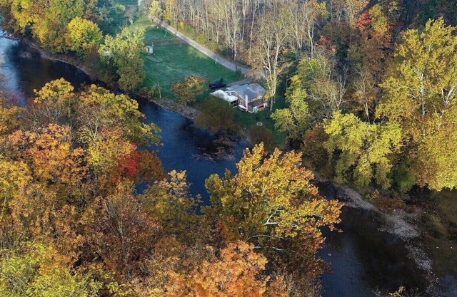 Charmant chalet au bord de l'eau sur un coin de rue
