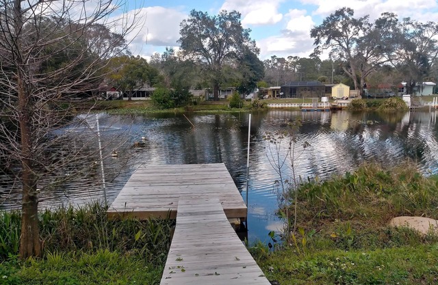 COTTAGE BORD DE L'EAU w / ACCÈS AU WEEKI WACHEE RIVER & GOLFE FRAÎCHEMENT RÉMODLÉ!