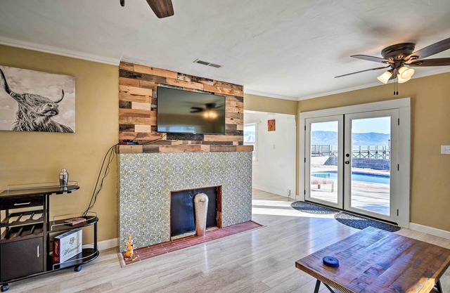 NOUVEAU! Waterfront Cottage w / Pool & Clear Lake View!