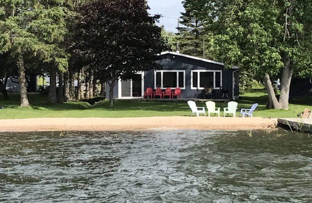 Waterfront Cottage w / dock dans les îles Chenaux, Cedarville MI
