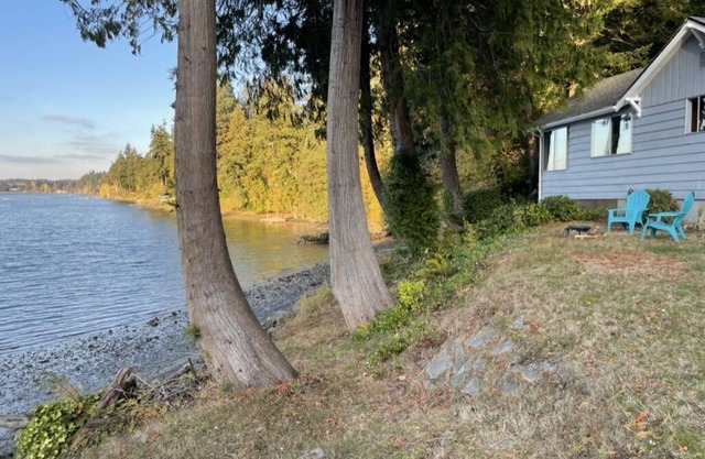 Waterfront!! Cozy beach cottage - just 10 min from Seattle ferries!