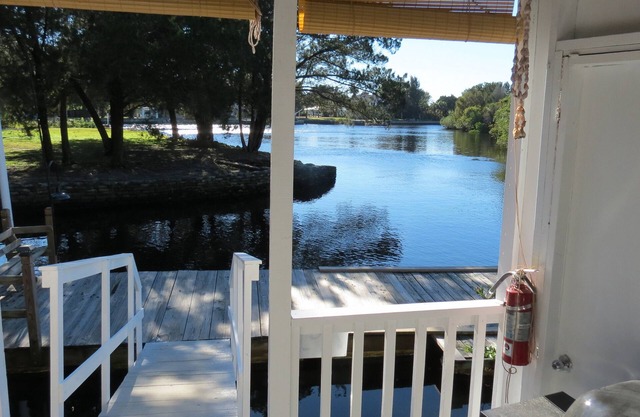 Waterfront Cottage confortable sur Cow Creek Avec Dock, canoë, kayak, pêche