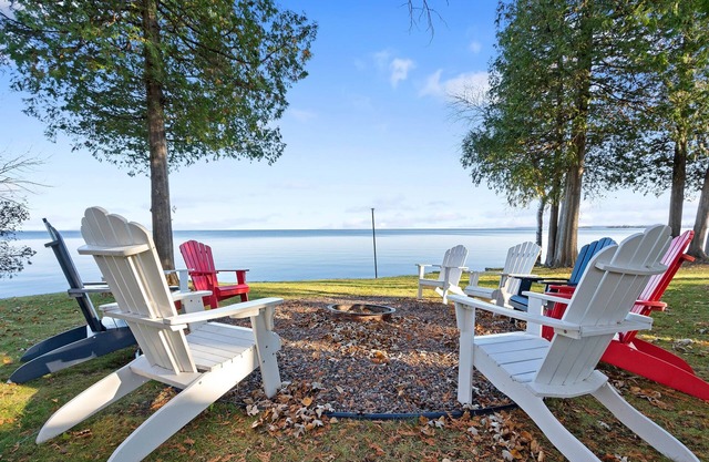 Peaceful Waterfront Cottage: Kayaks, Fire Pit & Comfy Beds
