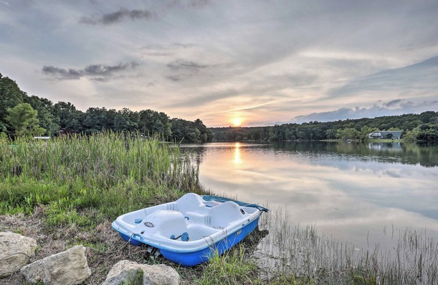 Waterfront Dunlap Cottage: Large Yard + Views