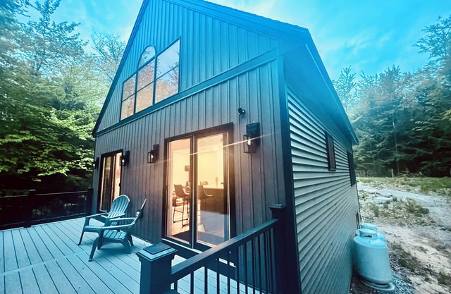 New Waterfront Eco Friendly House Near the White Mountains skiing