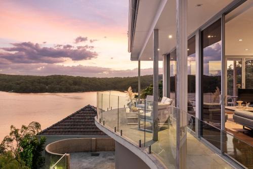 Waterfront Ensuite Queen Room - Luxury & Comfort Place in Caringbah South