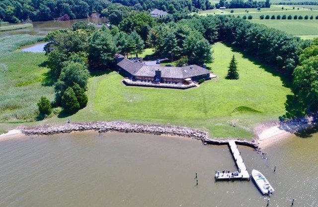 Waterfront family resort Lodge with private pier, game room and bar