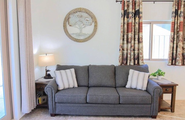 Waterfront, family resort, 2 separate units, Sauna, and Jacuzzi/ sleeps 8