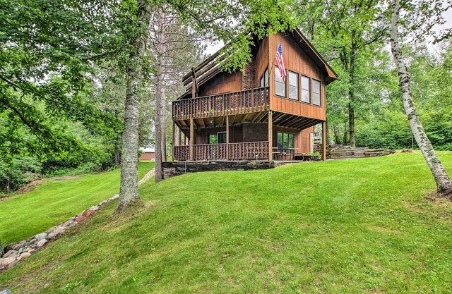 3BR + Waterfront Fifty Lakes Home avec quai et kayaks!