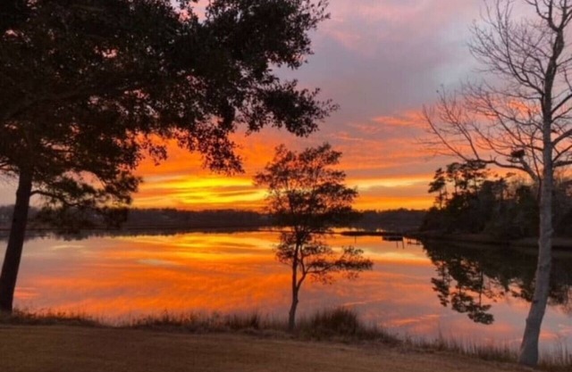 Waterfront Fishing Cottage w/Beautiful Sunsets