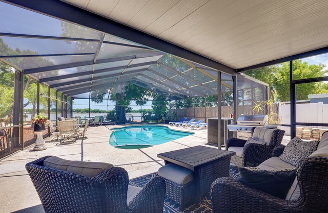 Waterfront Tampa House avec piscine, quai et accès au lac
