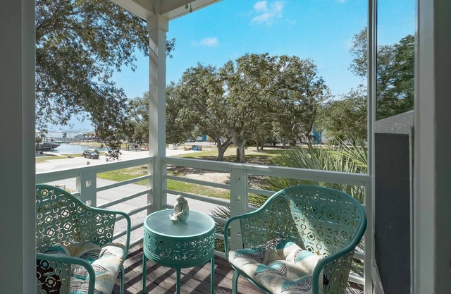 Waterfront Getaway | Baywatch B4 | My Beach Getaways