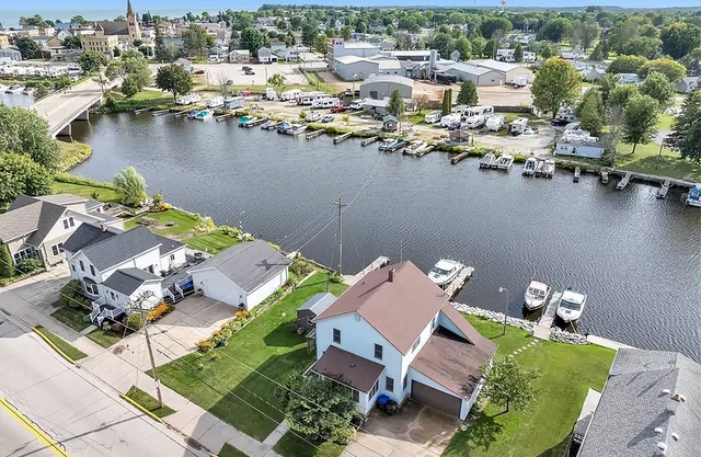Waterfront Getaway with reserved Dock/Boat Slip on Ahnapee River Wifi Laundry
