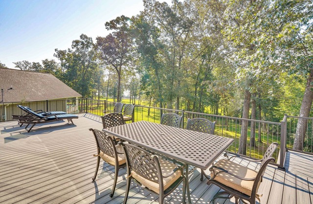 Waterfront Gilbertsville Retreat on Kentucky Lake!