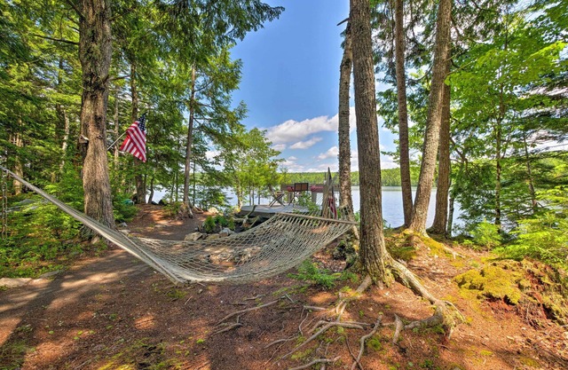 NOUVEAU! Waterfront Great Pond Cottage w / vues + bain à remous