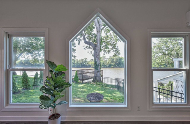 Waterfront Guest House Suite, River Views 15 minutes from Downtown! Pet Friendly