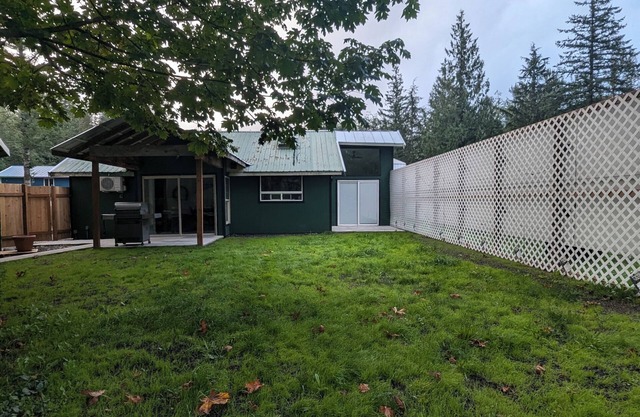 Waterfront guest house with WiFi, AC, Hot tub, Sauna. Pet friendly.