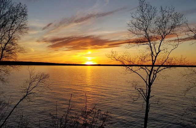 Maison au bord de l'eau au bord de la falaise de la rive sud du lac Supérieur, Sky Fire vous attend.