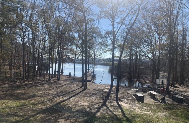 Waterfront Guesthouse in Six Mile!