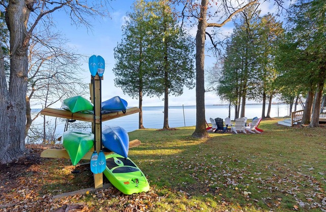 Peaceful Waterfront Cottage: Kayaks, Fire Pit & Comfy Beds