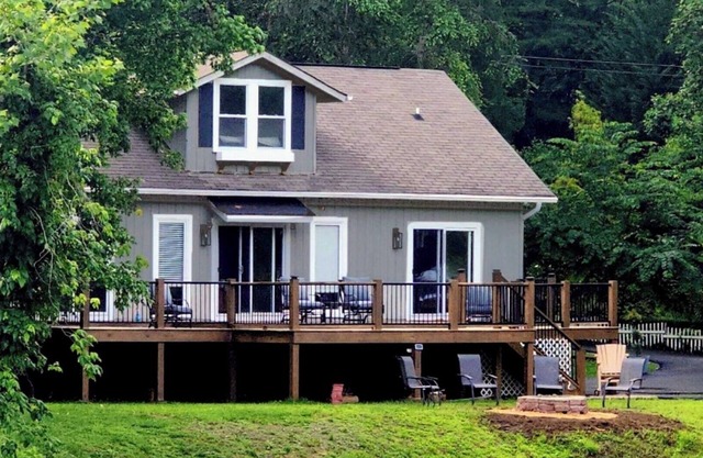 Waterfront Home, 3 BR, 2 Bath, HOT TUB, Pet-Friendly, Fishing, Fire Pit