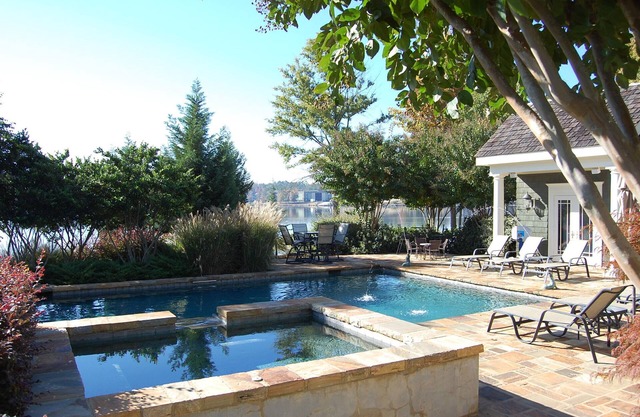 Maison au bord de l'eau au lac Oconee avec piscine, spa et quai privé
