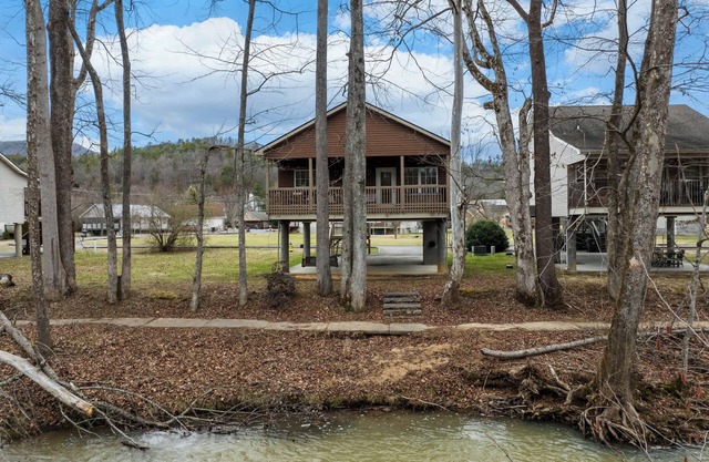 Waterfront Home for 6 w/ Hot Tub, Close To Town!