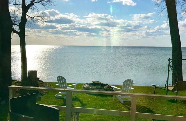 WATERFRONT HOME. Gorgeous Sunsets. Sleeps 5!