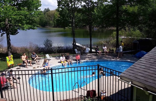 Lily Pad Cove-Maison unique avec piscine extérieure creusée - Sanford Lake-Lake Ann