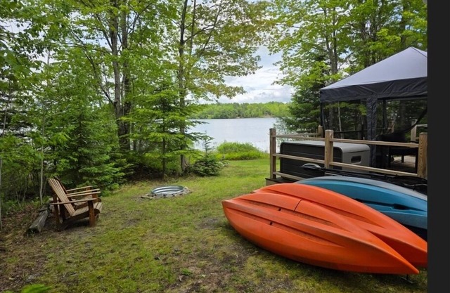 Waterfront home on Graham Lake with kayaks, bikes, firepit & fireplace