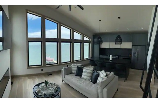 Waterfront Home on Lake Poinsett! 5 queen beds and a Beachfront Bar!! Sleeps 10